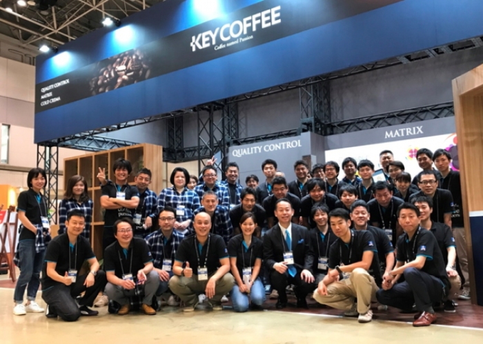 キーコーヒー＜２５９４＞（東１）は、９月２０日（水）から２２日（金）まで、東京ビックサイトで開催中の「ＳＣＡＪ２０１７年（Ｗｏｒｌｄ　Ｓｐｅｃｉａｌｉｔｙ　Ｃｏｆｆｅｅ　Ｃｏｎｆｅｒｅｎｃｅ　ｅｎｄ　Ｅｘｈｉｂｉｔｉｏｎ　・主催：日本スペシャリティコーヒー協会・後援：外務省）」に・・・。