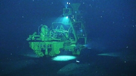 海底で作業を行う集鉱試験機。（画像：経済産業省発表資料より）