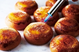 「クリームブリュレドーナツ」(写真:ミスタードーナツの発表資料より) 「クリームブリュレドーナツ」(写真:ミスタードーナツの発表資料より)