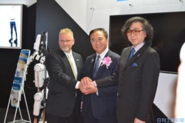 左から、ロボットスーツHAL、ノディン AIG ジャパン社長、黒岩神奈川県知事、山海社長（写真：サイバーダイン発表資料より）