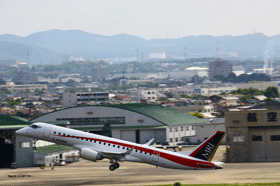 MRJ飛行試験機2号機が離陸する様子。(写真: 三菱航空機の発表資料より)