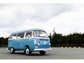 VWジャパンが独自にレストアした「1968年型VWタイプ2」を展示。60年代のキャンピングスタイルを再現する