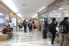 成田空港の免税店の様子。(c) 123rf