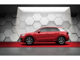アウディQ2のデビュー1周年を記念した今回の限定車「Audi Q2 anniversary limited」、写真のボディ色であるタンゴレッドメタリックを含み全4色展開。価格は429.0万円だ