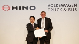 共同記者会見の様子。(画像: 日野自動車の発表資料より) 共同記者会見の様子。(画像: 日野自動車の発表資料より)