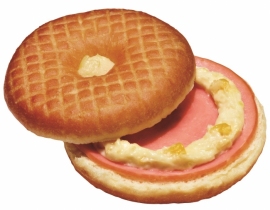 セイボリーサンド・ドーナツハムコーン(写真:ミスタードーナツの発表資料より) セイボリーサンド・ドーナツハムコーン(写真:ミスタードーナツの発表資料より)