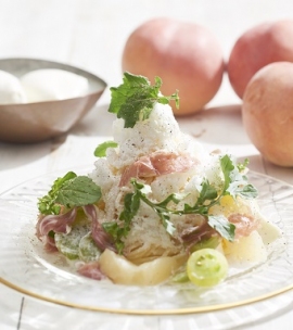 「スノーアイスパスタ~桃と水牛のモッツァレラチーズと生ハムのヨーグルトソース~」(画像: サザビーリーグ) 「スノーアイスパスタ~桃と水牛のモッツァレラチーズと生ハムのヨーグルトソース~」(画像: サザビーリーグ)