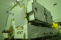 「こうのとり」7号機に搭載されるISS用リチウムイオンバッテリを取り付けた曝露パレット。(c) JAXA