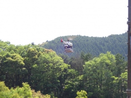 ヤマハ発動機と西日本スカイテックは、九州電力の送電線建設工事現場で、2017年からヤマハ製の自動航行無人ヘリコプター「FAZER R G2」を用いた工事用資機材運搬試験を行なってきた