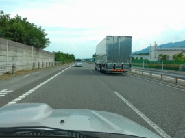 前方を走行する車に対し進路を譲るよう強要する、いわゆる「あおり運転」への取締りが強化されている 前方を走行する車に対し進路を譲るよう強要する、いわゆる「あおり運転」への取締りが強化されている