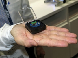 CEATEC AWARD 2018の総務大臣賞を受賞した京セラの小型アンテナ「Amcenna」、サイズは、縦×横×高さ7.0×13.6×1.9mmと小さい CEATEC AWARD 2018の総務大臣賞を受賞した京セラの小型アンテナ「Amcenna」、サイズは、縦×横×高さ7.0×13.6×1.9mmと小さい