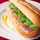 「ミラノサンド 鴨肉のロースト ~ヴィネグレットソース~」(写真:ドトールコーヒーの発表資料より) 「ミラノサンド 鴨肉のロースト ~ヴィネグレットソース~」(写真:ドトールコーヒーの発表資料より)