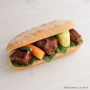 「牛肉のデミグラスソース ~赤ワイン仕立て~ 」(写真:ドトールコーヒーの発表資料より) 「牛肉のデミグラスソース ~赤ワイン仕立て~ 」(写真:ドトールコーヒーの発表資料より)