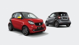 「smart fortwo edition/MICKEY THE TRUE ORIGINAL」。左がラリーレッド、右がチタニアグレー(マット)。(画像:メルセデス・ベンツ日本発表資料より) 「smart fortwo edition/MICKEY THE TRUE ORIGINAL」。左がラリーレッド、右がチタニアグレー(マット)。(画像:メルセデス・ベンツ日本発表資料より)