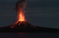 2017年7月に深海潜水調査船支援母船「よこすか」から撮影した西之島の噴火の様子。（c）JAMSTEC