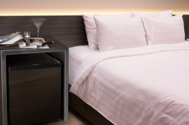 GR-HB30PT ホテル設置イメージ。(画像:東芝ライフスタイル発表資料より) GR-HB30PT ホテル設置イメージ。(画像:東芝ライフスタイル発表資料より)