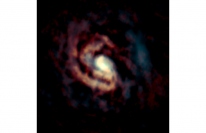 アルマ望遠鏡で観測したコンパス座銀河の中心部。オレンジ色で一酸化炭素の分布を、水色で炭素原子の分布を示している。（C）ALMA（ESO/NAOJ/NRAO）,Izumi et al.