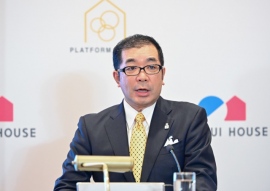 脳卒中などの急性疾患が発症しても早期発見につなげる「プラットフォームハウス」を説明する積水ハウス 代表取締役社長の仲井嘉浩氏 脳卒中などの急性疾患が発症しても早期発見につなげる「プラットフォームハウス」を説明する積水ハウス 代表取締役社長の仲井嘉浩氏