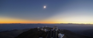ラ・シヤ天文台と皆既日食。（c）ESO/R. Lucchesi