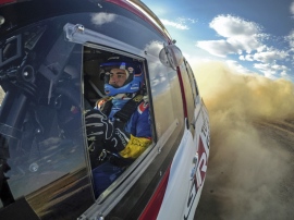 トヨタ・ハイラックスでアフリカ南部の砂漠でテストを続けるレーシングドライバーのフェルナンド・アロンソ選手