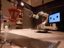 関西初お目見えのロボットカフェ。コーヒーをいれながら、接客もできる。（画像: 発表資料より）
