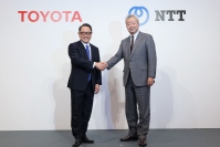 トヨタ自動車の豊田章男社長（左）とNTTの澤田純社長。（画像: トヨタ自動車の発表資料より）