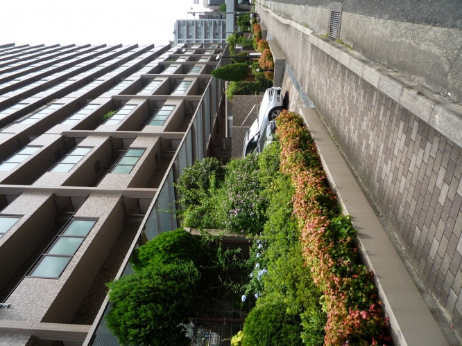 高層マンションでも1階に専用駐車場が有る場合は保有可能　©sawahajime