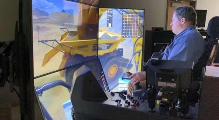 コマツ、米展示会で大型ショベルの遠隔操作をデモンストレーション