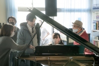 自身の演奏に「大丈夫ですか？」と周囲に聞きながら初挑戦のピアノに取り組む永野芽郁（中央）©2021 映画「そして、バトンは渡された」製作委員会