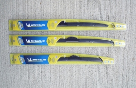 Photo:上からフロント右22(550mm),リヤ20(500mm),フロント左18(450mm)用のブレード ©sawahajime Photo:上からフロント右22(550mm),リヤ20(500mm),フロント左18(450mm)用のブレード ©sawahajime