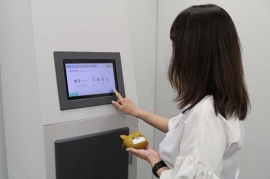 受付機を起点に落とし物管理業務の効率化を図る(写真はグローリー発表資料より) 受付機を起点に落とし物管理業務の効率化を図る(写真はグローリー発表資料より)