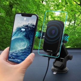 Qi対応の 自動開閉搭載のスマホホルダーがJA650の使用イメージ(画像:JAPAN AVE.発表資料より) Qi対応の 自動開閉搭載のスマホホルダーがJA650の使用イメージ(画像:JAPAN AVE.発表資料より)