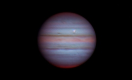 京大屋上の望遠鏡PONCOTSによって撮影された、2021年10月15日の木星閃光（中央やや右上の輝点）(c) 有松亘（京都大学）（画像: 京都大学の発表資料より）