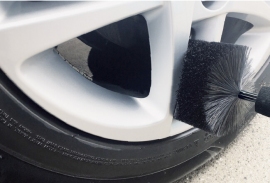 ホイール専用ブラシ「ペルシード ホイールブラシ」の使用イメージ。(画像:ペルシード発表資料より) ホイール専用ブラシ「ペルシード ホイールブラシ」の使用イメージ。(画像:ペルシード発表資料より)