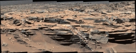 ゲールクレーターの岩盤層に沿って存在している光る堆積層（破線で取り囲まれた部分）。この実態は水を豊富に含むオパールである。(c) Malin Space Science Systems/NASA/JPL-Caltech