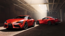 Supra Plasma Orange 100 Edition(左)と、GR Supra GT4(右)(画像: トヨタ自動車の発表資料より) Supra Plasma Orange 100 Edition(左)と、GR Supra GT4(右)(画像: トヨタ自動車の発表資料より)