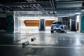 レクサス充電ステーション(写真:トヨタ自動車の発表資料より) レクサス充電ステーション(写真:トヨタ自動車の発表資料より)