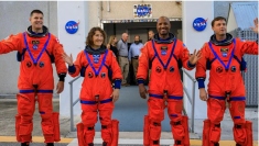 アルテミスIIの乗組員。（左から） CSA （カナダ宇宙庁） のジェレミー・ハンセン氏、NASAのクリスティーナ・コッホ氏、ビクター・グローバー氏、リード・ワイズマン氏。 (C) NASA