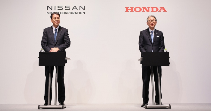 共同会見を行った日産の内田誠社長（左）とホンダの三部敏宏社長（写真：本田技研興業の発表資料より）