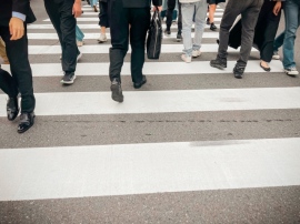 「働き方改革関連法」により、トラック運転手の年間の時間外労働が960時間に制限される 「働き方改革関連法」により、トラック運転手の年間の時間外労働が960時間に制限される