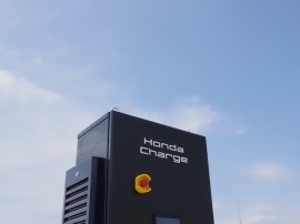 Honda Chargeの充電器 大きな特徴のひとつである、プラグアンドチャージシステムは、EVに充電プラグを差し込むと自動でユーザーを認証し、充電を開始する。従来の認証用カードやスマートフォンによるユーザー認証、充電開始のボタン操作が不要になり、利用者の手間を省き、時間の短縮につながる Honda Chargeの充電器 大きな特徴のひとつである、プラグアンドチャージシステムは、EVに充電プラグを差し込むと自動でユーザーを認証し、充電を開始する。従来の認証用カードやスマートフォンによるユーザー認証、充電開始のボタン操作が不要になり、利用者の手間を省き、時間の短縮につながる