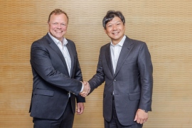 (左)シェフラーAG E-Mobility Division CEO Thomas Stierle、(右)ローム株式会社 取締役 常務執行役員 伊野和英 (左)シェフラーAG E-Mobility Division CEO Thomas Stierle、(右)ローム株式会社 取締役 常務執行役員 伊野和英