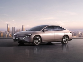 本文では触れなかったが、全長4831mm×全幅1885mm×全高1491mm、ホイールベース2815mmの比較的大柄なボディの新型「N6」 本文では触れなかったが、全長4831mm×全幅1885mm×全高1491mm、ホイールベース2815mmの比較的大柄なボディの新型「N6」