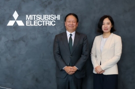 三菱電機の上席執行役員 防衛・宇宙システム事業本部長、洗井昌彦氏(左)とインフォステラ代表取締役CEOの倉原直美氏(右)(写真:同社発表資料より) 三菱電機の上席執行役員 防衛・宇宙システム事業本部長、洗井昌彦氏(左)とインフォステラ代表取締役CEOの倉原直美氏(右)(写真:同社発表資料より)