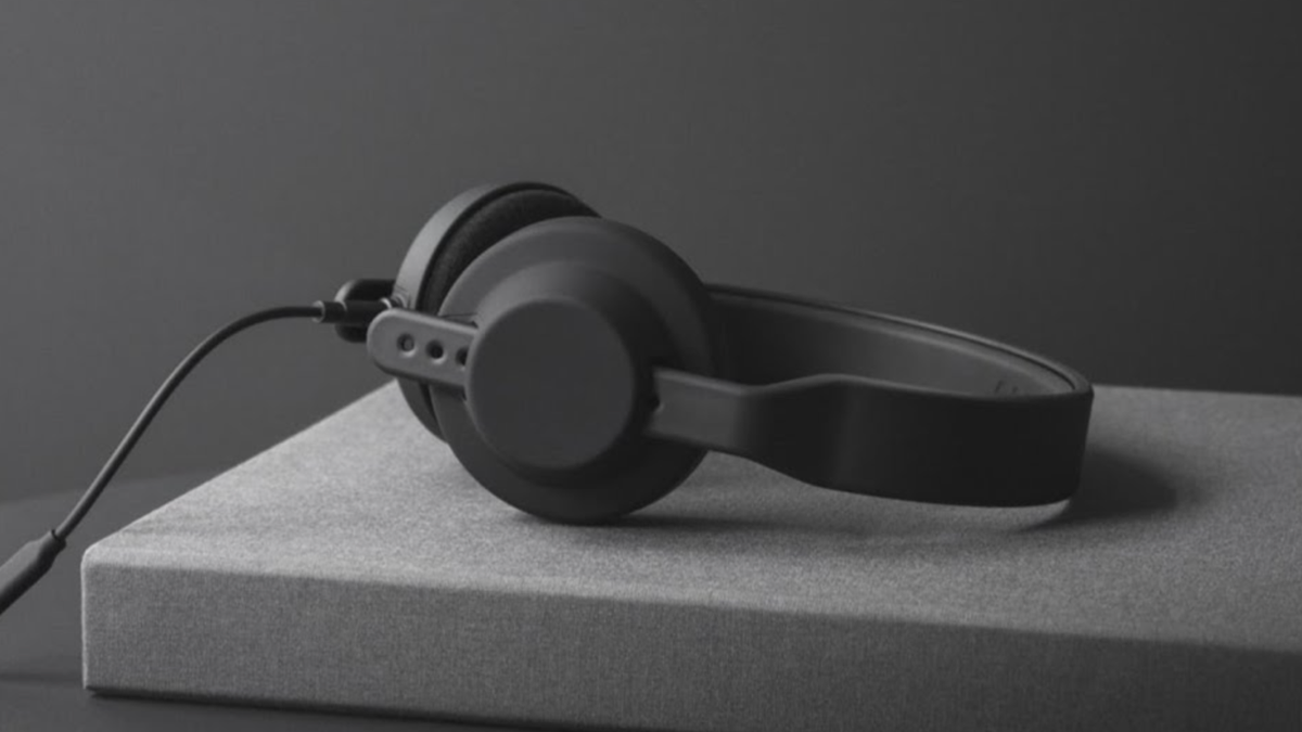 AIAIAI、仏アーティスト「Oklou」とコラボした限定ヘッドホン2機種を日本発売へ