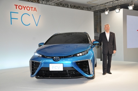 トヨタ、新型セダンタイプの燃料電池自動車を公開