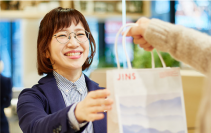JINS路面店舗に新規決済サービスを導入JINSでの買い物がより便利に。どなたでも快適に購入いただける、時代に合わせた購買体験を提供
