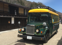 無料シャトルバス運行開始！　見た目も可愛いレトロ調バスが、人気の観光地「奈良井宿」と漆器のまち「木曽平沢」を結びます。