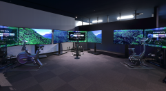 360VRサービス『idoga VR』を展開するクロスデバイス　ヘッドマウントディスプレイと3面シアターを組み合わせたサイクリングVRでジャパンディスプレイと協業