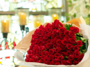花言葉が「結婚してください」という意味を持つ108本のバラの花束イメージ